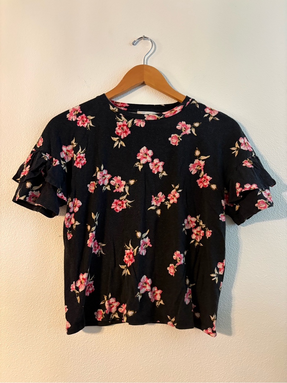 14th & Union Black Floral Ruffle Sleeve Top